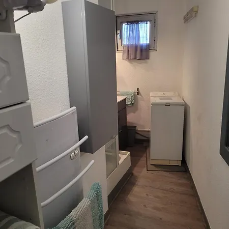 Ideal : Et Centre A 2 Pas +un Garage Apartment *