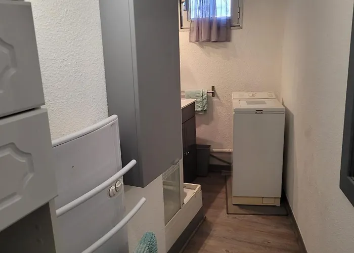 Ideal : Et Centre A 2 Pas +un Garage Apartment *