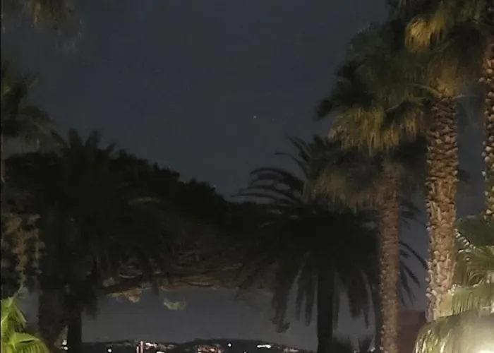 Ideal : Et Centre A 2 Pas +un Garage Apartment *